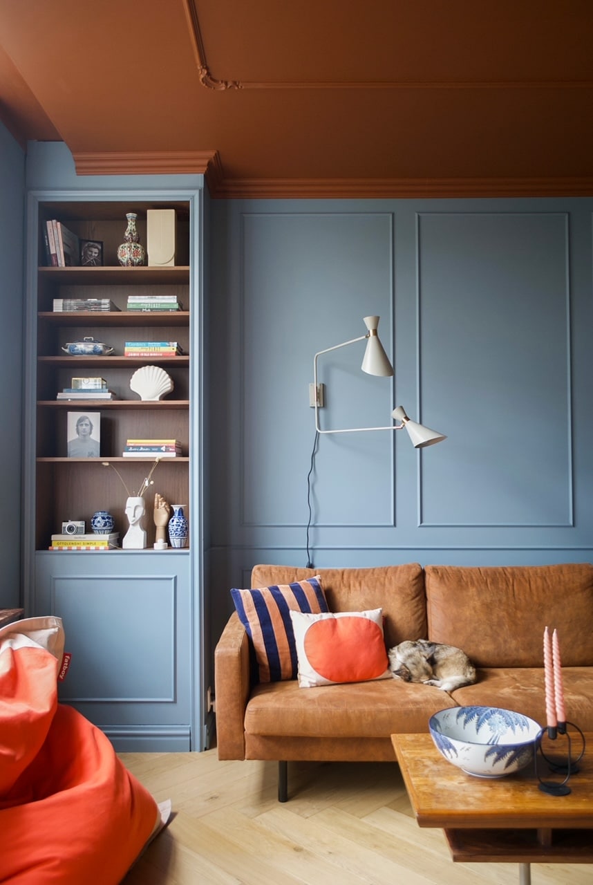 blauwe woonkamer met DIY billy boekenkast van IKEA