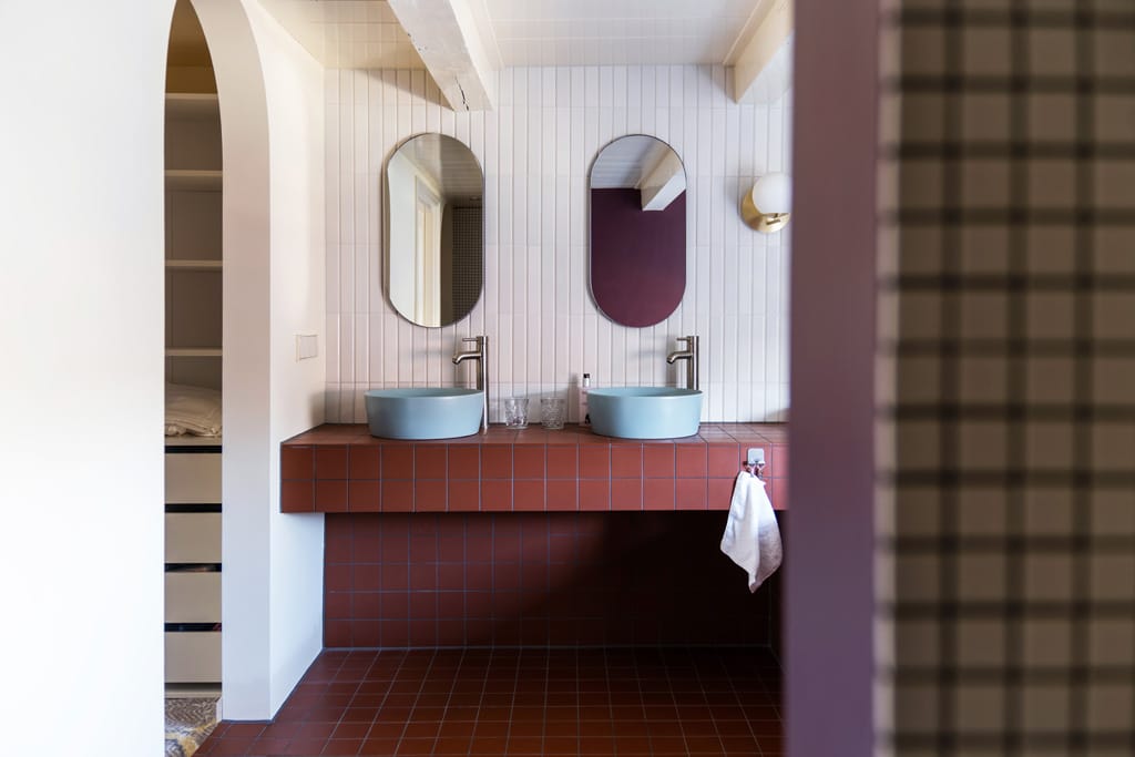 badkamer met terracotta tegels kim