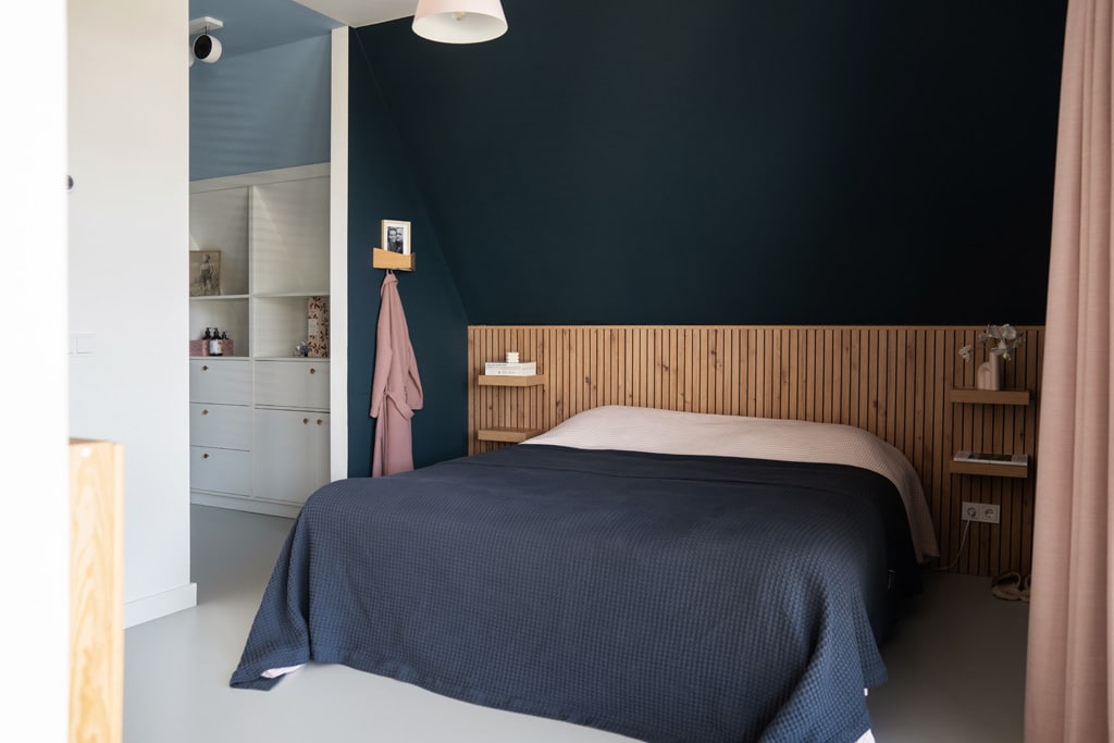 Scandinavische slaapkamer met houten latjes suzanne
