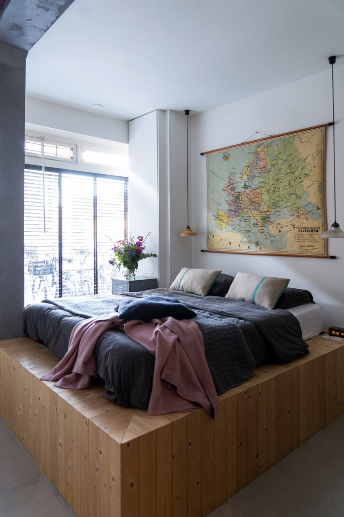 roy-roy83-Binnenkijker-kleurijk-interieur- modern-vintage-industrieel-slaapkamer-verhoogd-bed