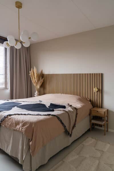 slaapkamer-houten-latjeswand-hoofdbord