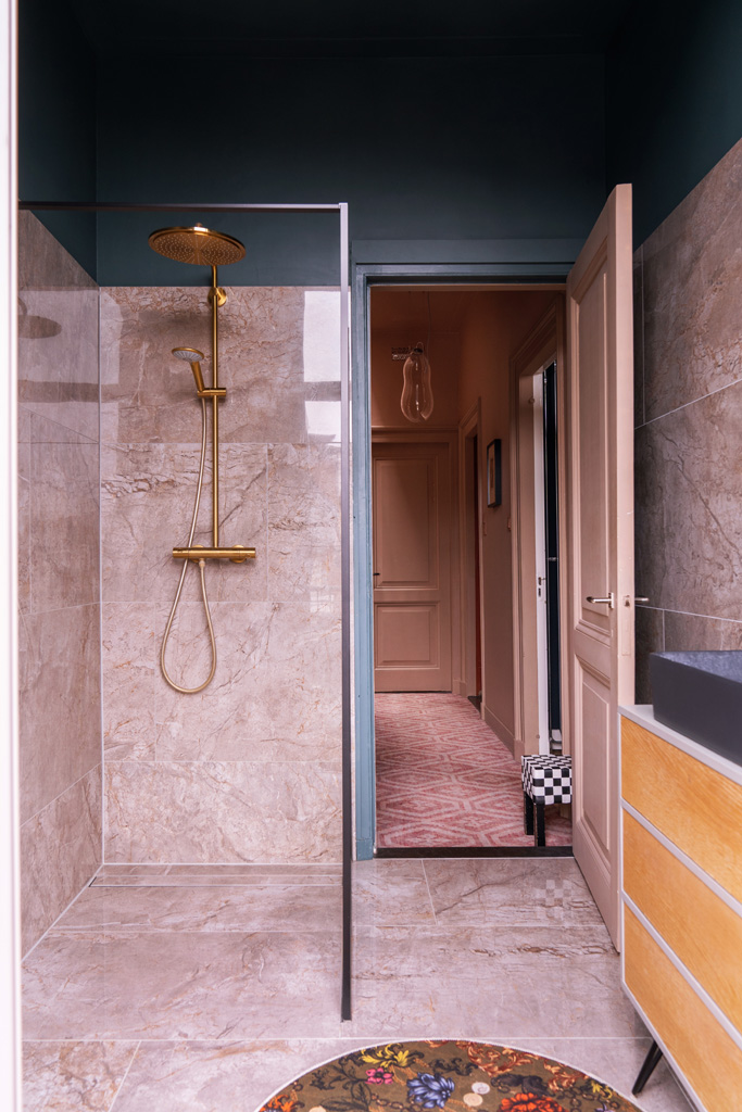 elisah-interiorjunkie-blauweslaapkamer-modern, Scandinavisch, botanisch, klassiek en industrieel-badkamer-blauwebadkamer-rozebadkamer-chicbadkamer