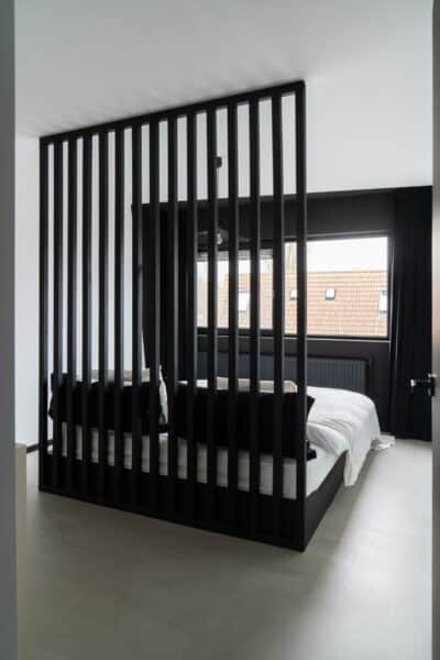 DIY: zwarte roomdivider van houten lamellen maken (+ maten)