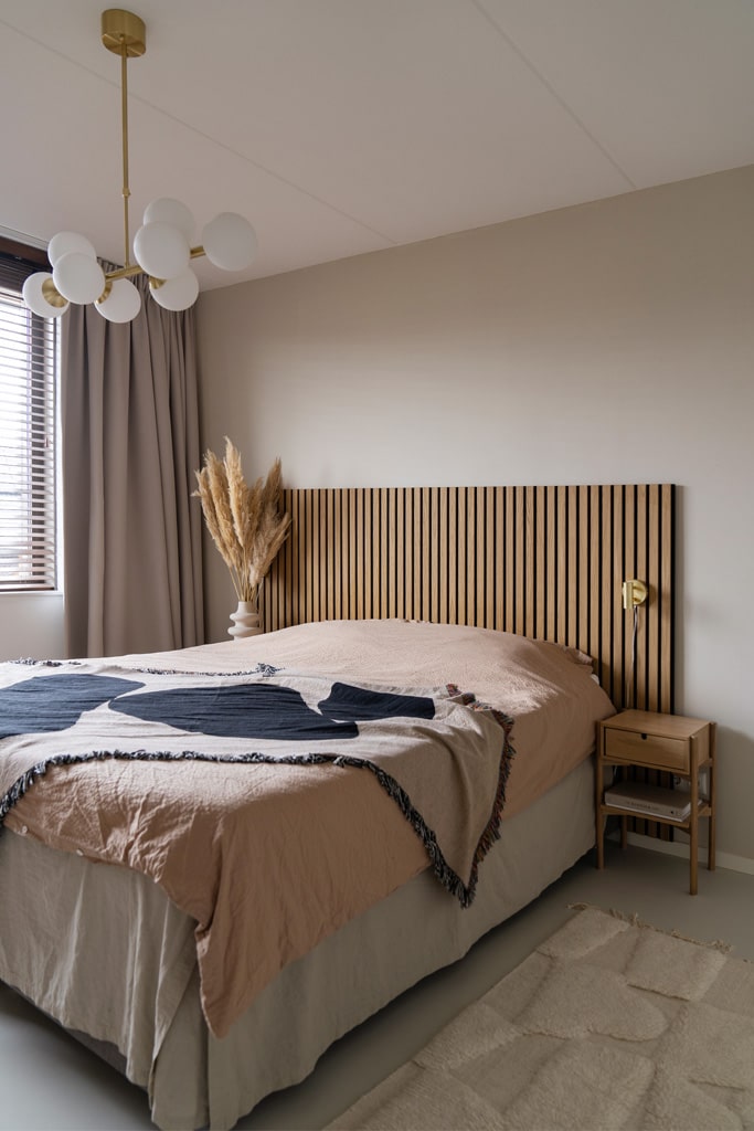 Japandi slaapkamer met houten latjes Greet styleandsugar