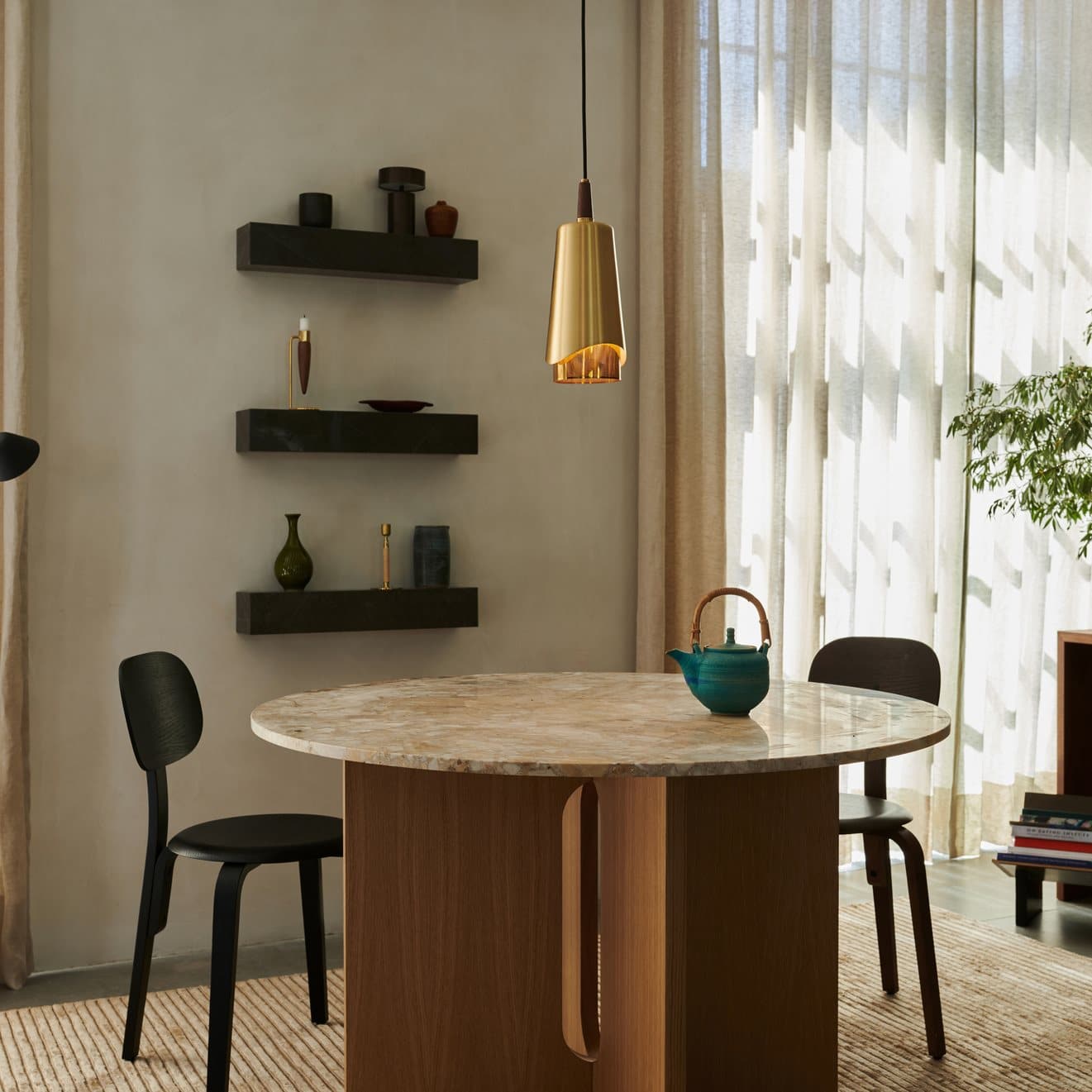 ronde eettafel met marmer blad en houten onderstel
