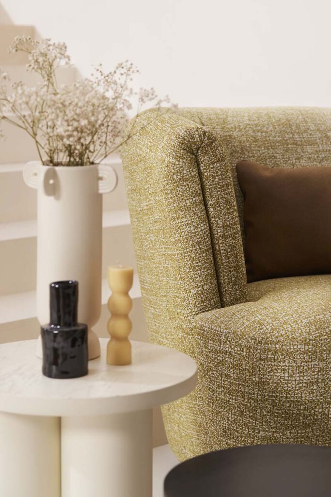 prominent_Tulum-bijzet-fauteuil-stof-molecule-mustard-detail-props-woonmaand-soft-yellow-230578
