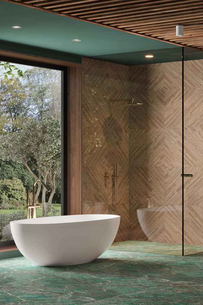 groene badkamer met donker houtkleurige tegels met grafische vorm en wit vrijstaand bad