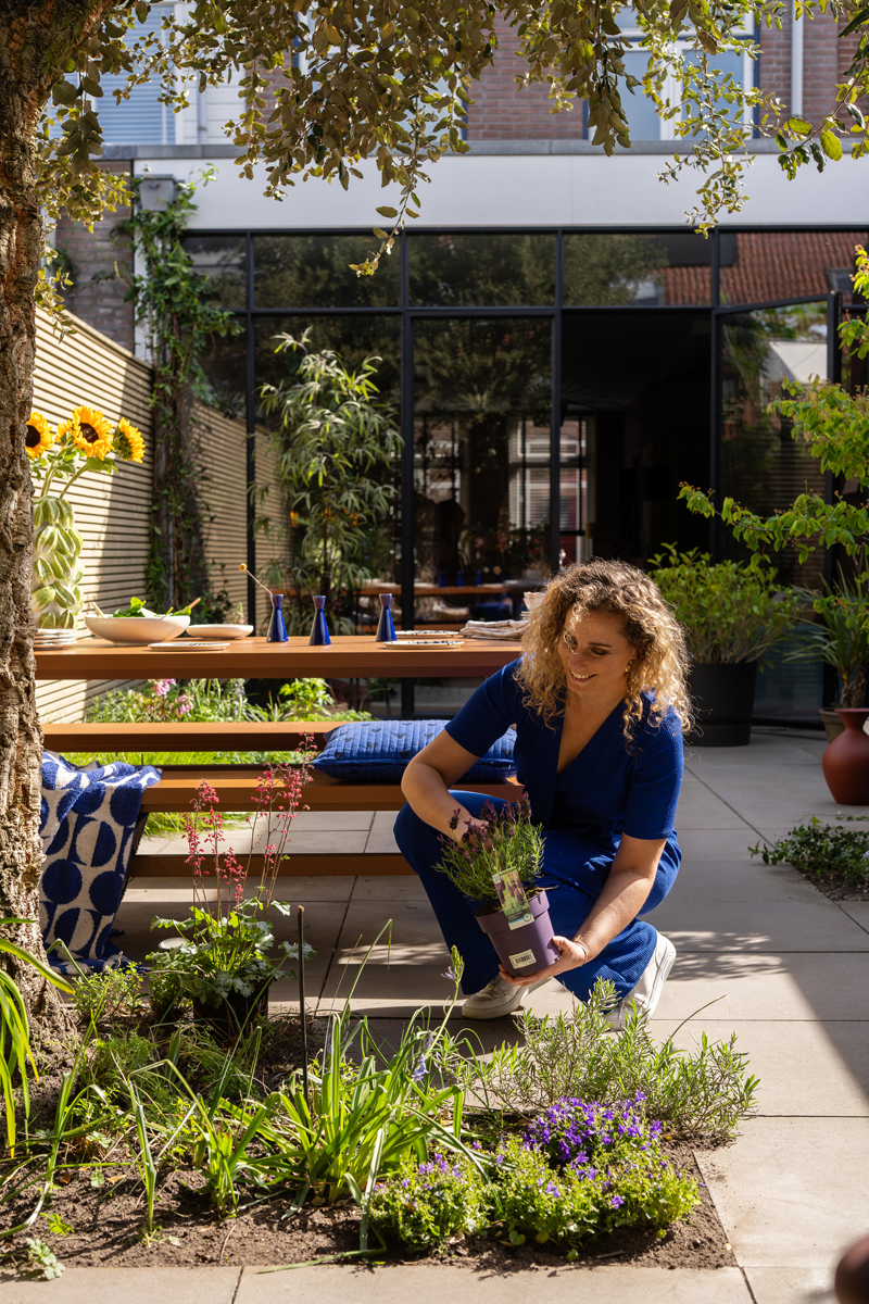 Nancy en haar tuin met nieuwe planten