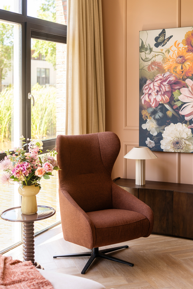 Amber @amberlovesdesign woonkamer make-over The Home Style Club (21) Relaxstoel in cognac kleurige stof van Prominent
