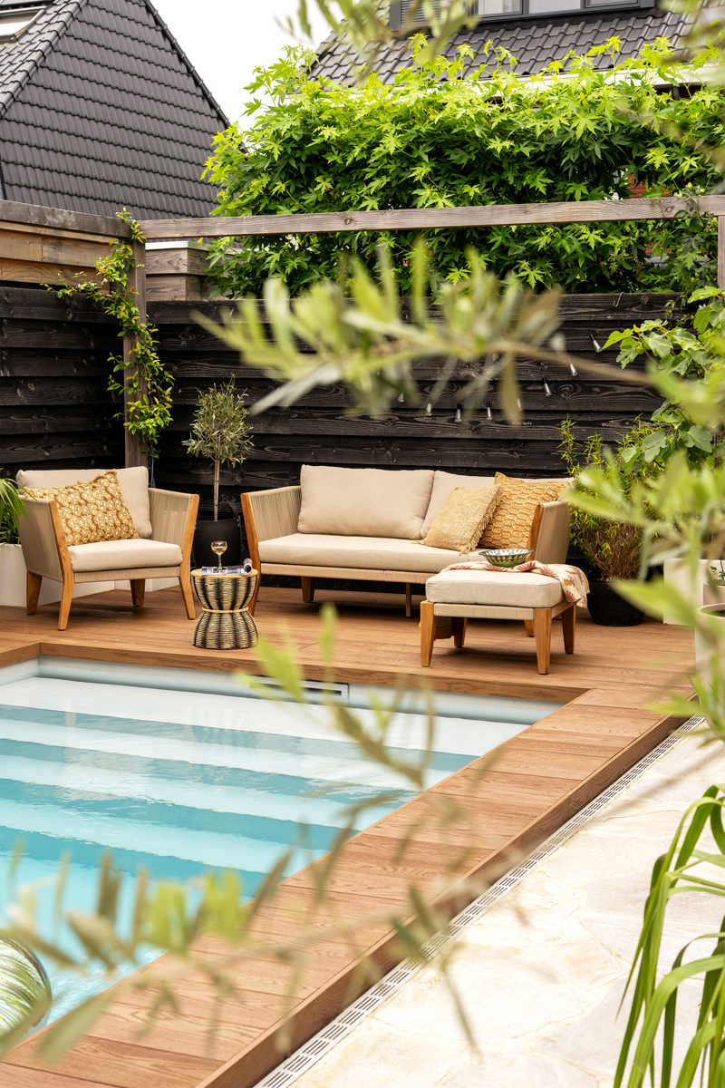 zwembad in de tuin bij Lotte