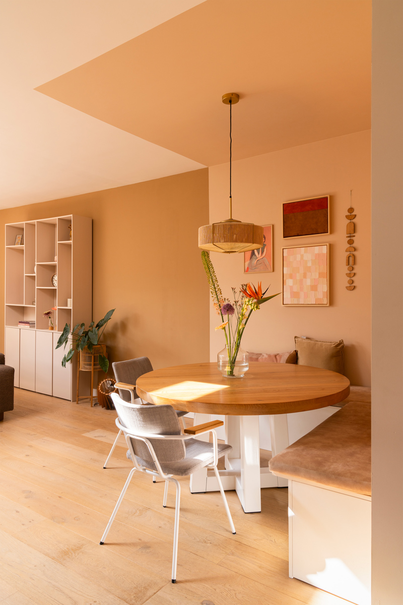 Cindy eethoek met cocoa cream op de muren en het plafond 