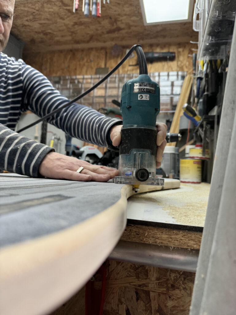 Organische salontafel maken met een bovenfrees de randen afwerken