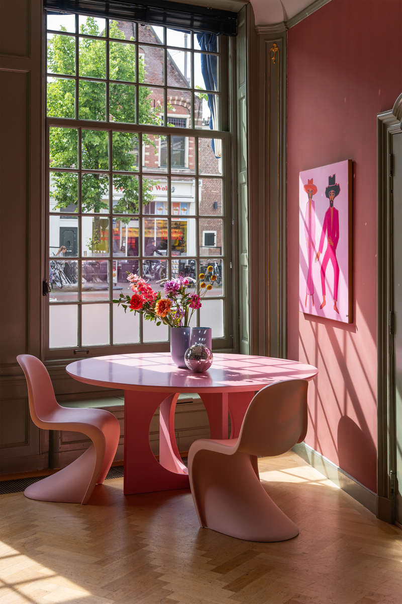 Roze ronde eettafel uit The Home Style Club x ontwerpjetafel.nl collectie. Helemaal On Trend!