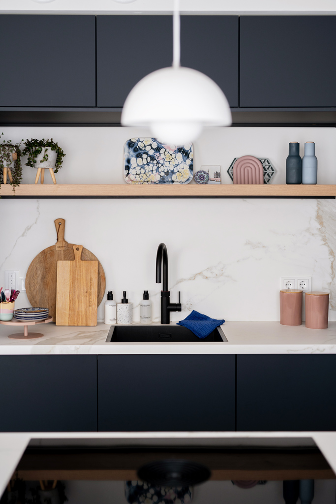 wandplanken voor de keuken: eiken houten keukenplank van Suzanne gecombineerd met marmer en donkerblauwe keukenkastjes