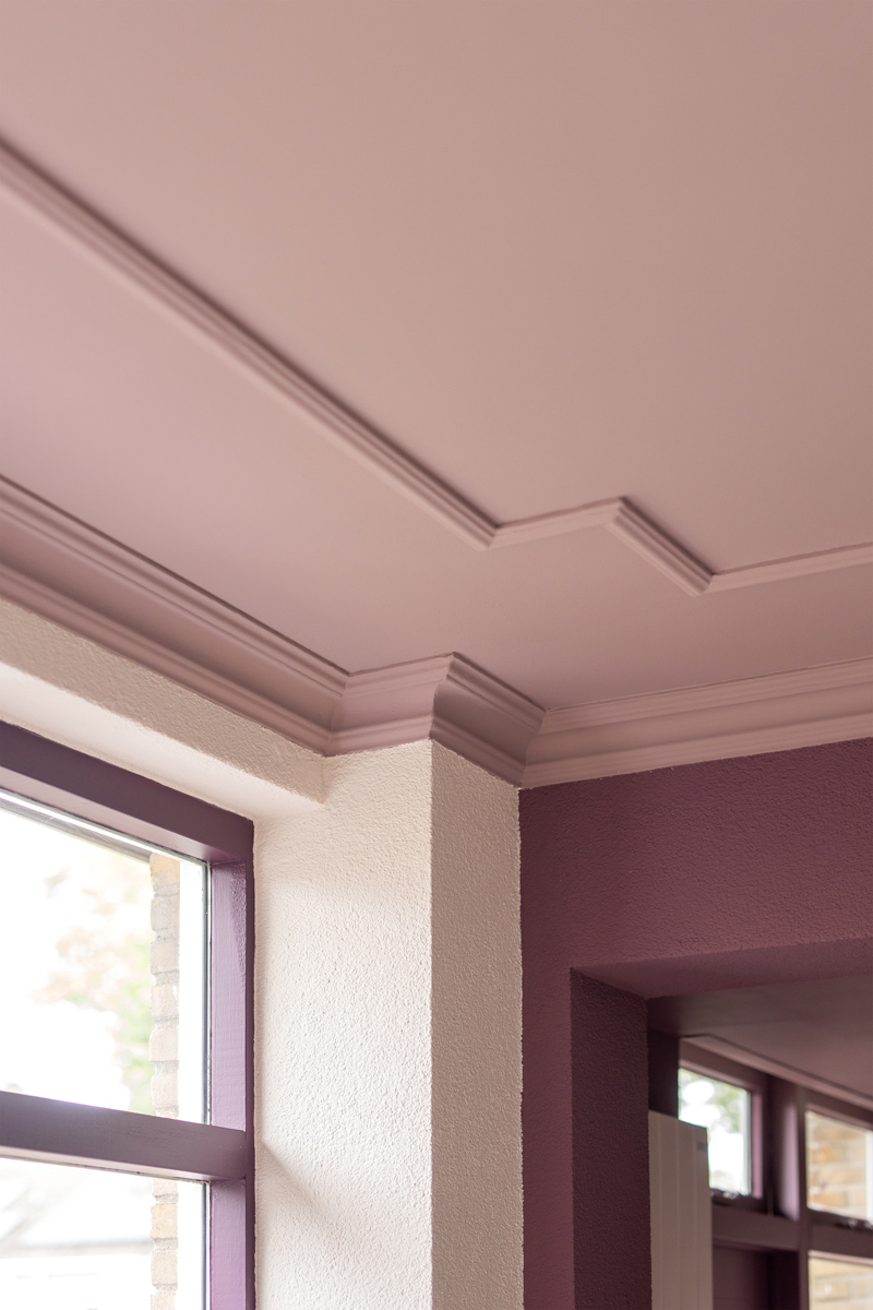 gekleurd plafond paars plafond lila plafond met sierlijsten