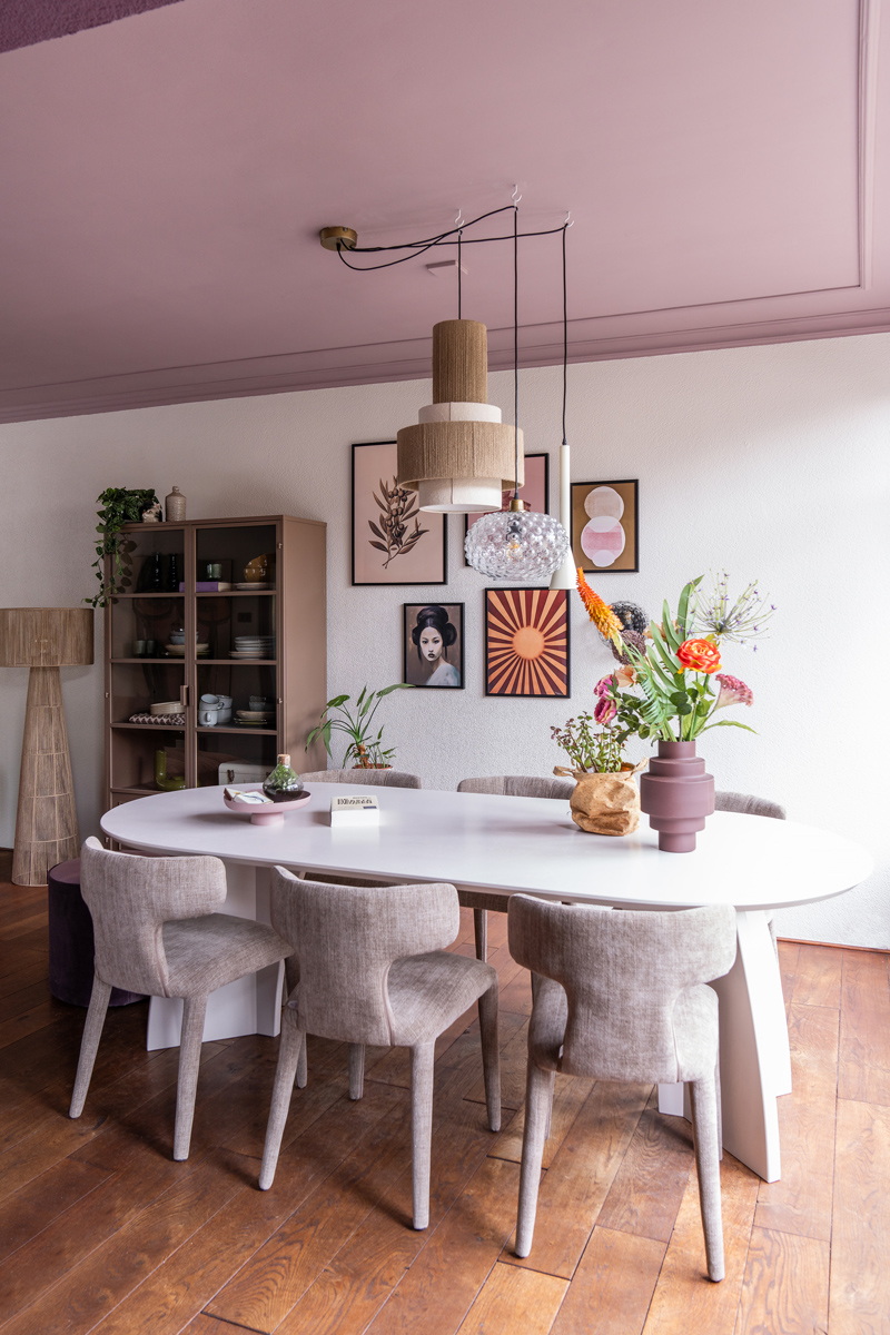 gallery wall op singing sand muur met paars plafond en lichte eettafel the home style club eettafel in champagne rose