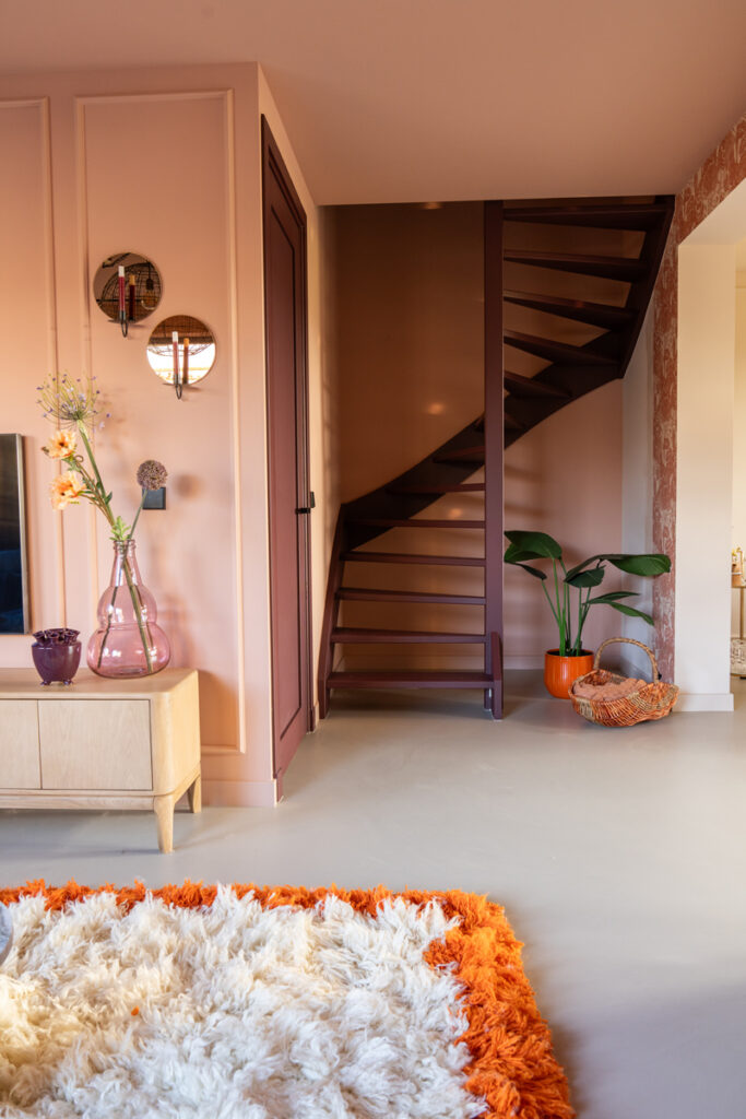 Laura's huis. Aubergine paarse trap en sombrero tan histor my color op de muur en het plafond