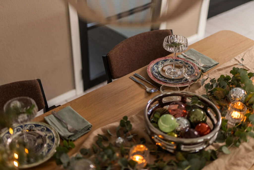 kersttafel dekken in 2024 met kerstballen op je bord