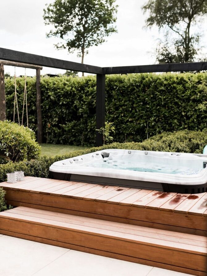 Bed & Breakfast De Lichtboei op de Veluwe - Jaccuzi in de tuin met houten ombouw