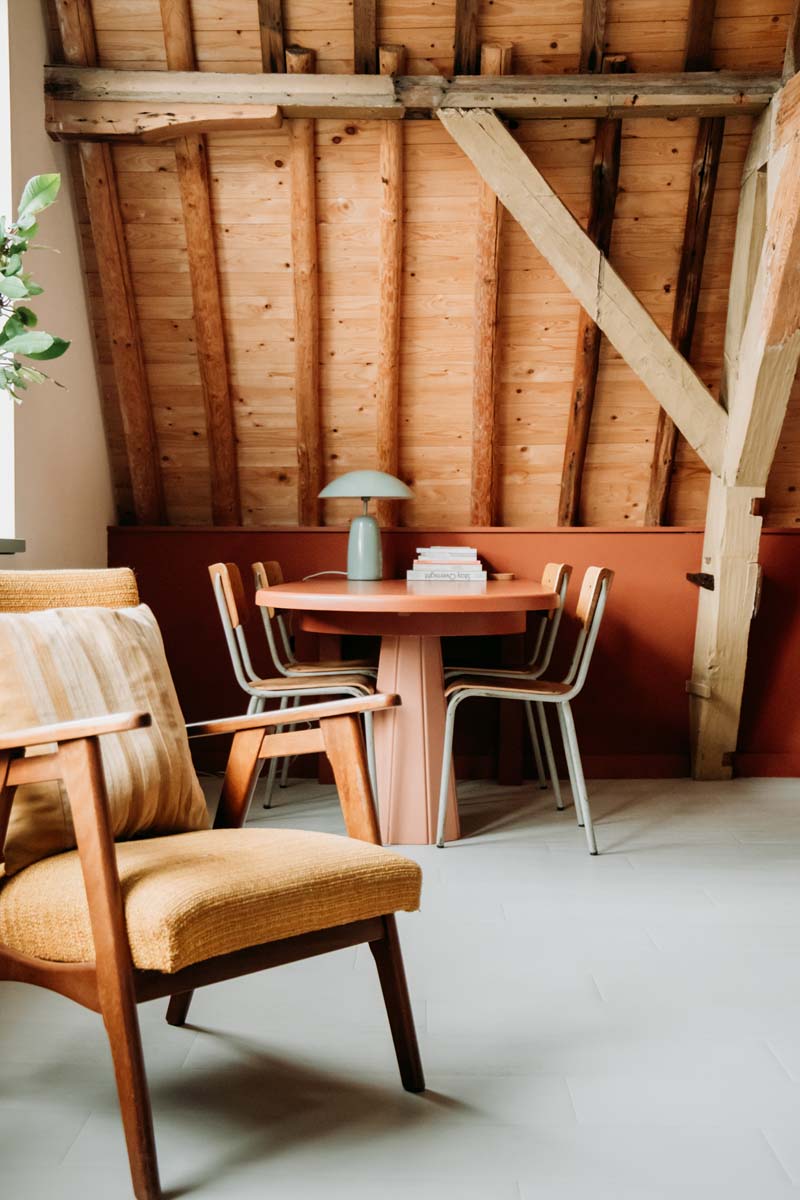 Stijlvol overnachten in Zeeland in deze Middelburgse loft met prachtige eethoek