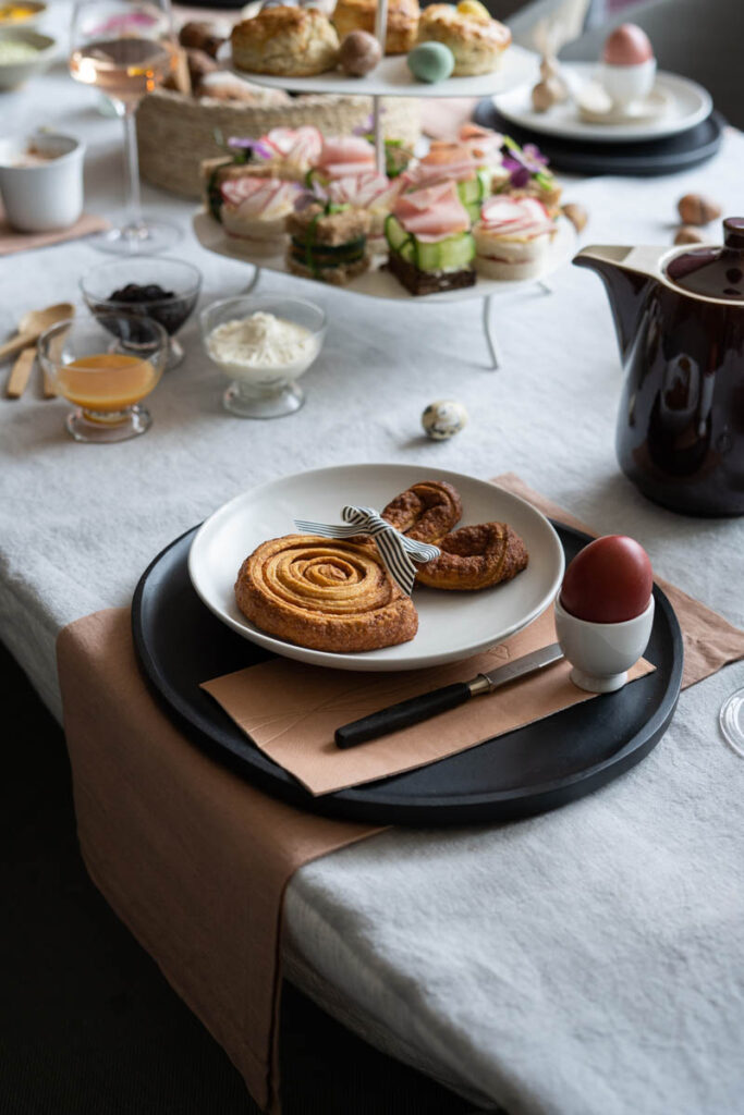 Paasontbijt: een tafel voor lekkernijen en zelfgemaakte lekkernijen 
