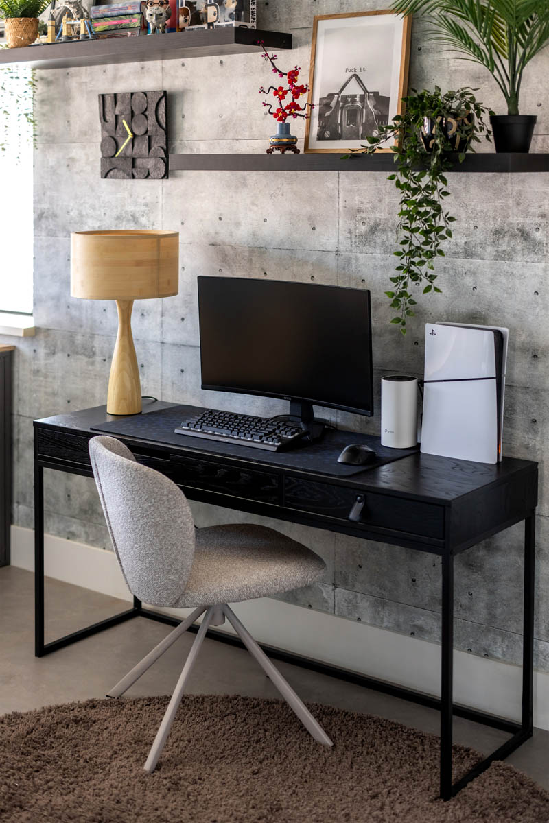 WOOOD meubels in de stoere gameroom van Michele