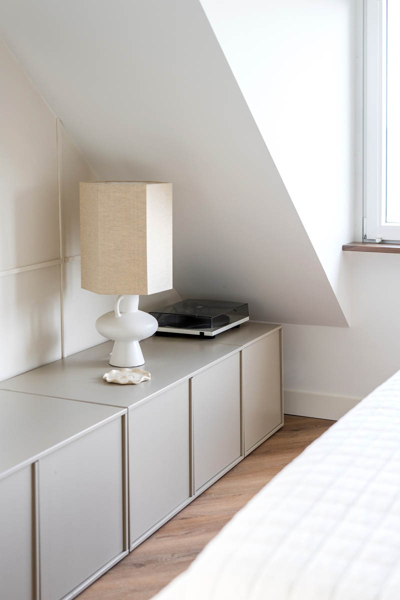 Minimalistic Mood met Basiclabel meubels op zolder bij Greet