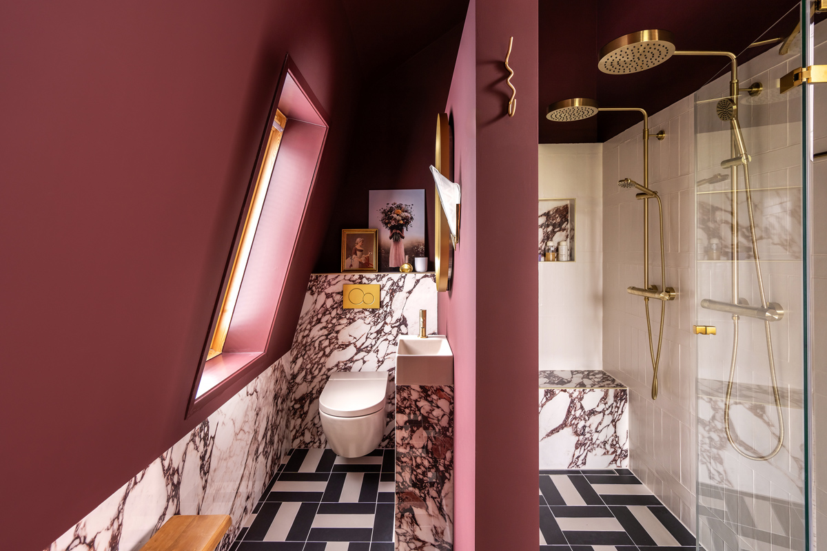 The Home Style Club - Calacatta Viola tegel in het toilet, de douche nis en douche bankje in de badkamer van Sofie - Merlot Marble badkamercollectie The Home Style Club x Brugman - Badkamer inspiratie met messing en bordeauxrood enchanting eggplant histor