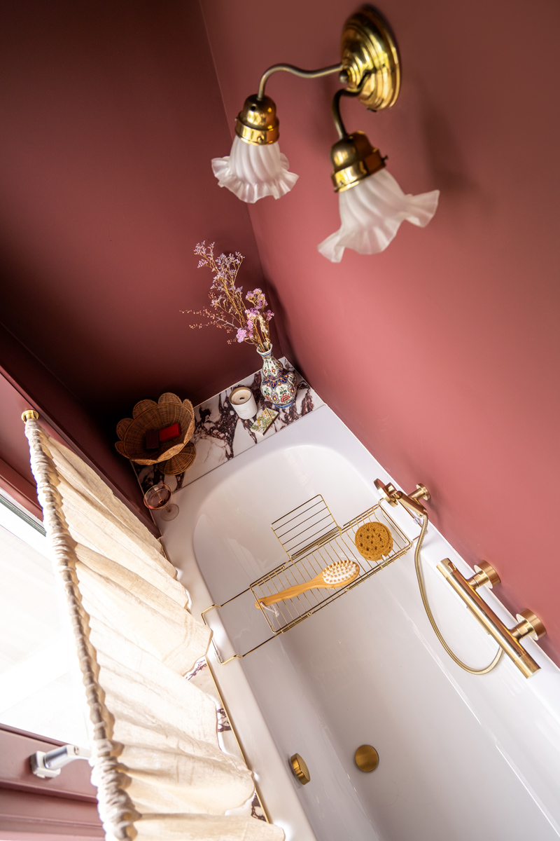 The Home Style Club - Calacatta Viola tegel in het bad in de badkamer van Sofie - Merlot Marble badkamercollectie The Home Style Club x Brugman - Badkamer inspiratie met messing en bordeauxrood enchanting eggplant histor
