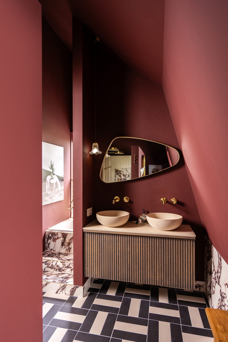 Sfeervolle badkamer make-over zonder tegels te verwijderen met kleur en textiel