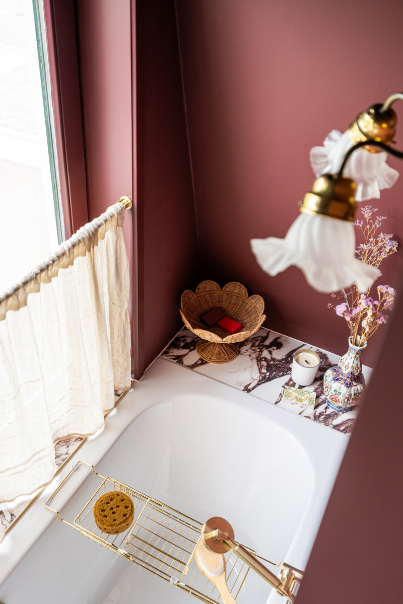 The Home Style Club - Calacatta Viola tegel in het bad in de badkamer van Sofie - Merlot Marble badkamercollectie The Home Style Club x Brugman - Badkamer inspiratie met messing en bordeauxrood enchanting eggplant histor