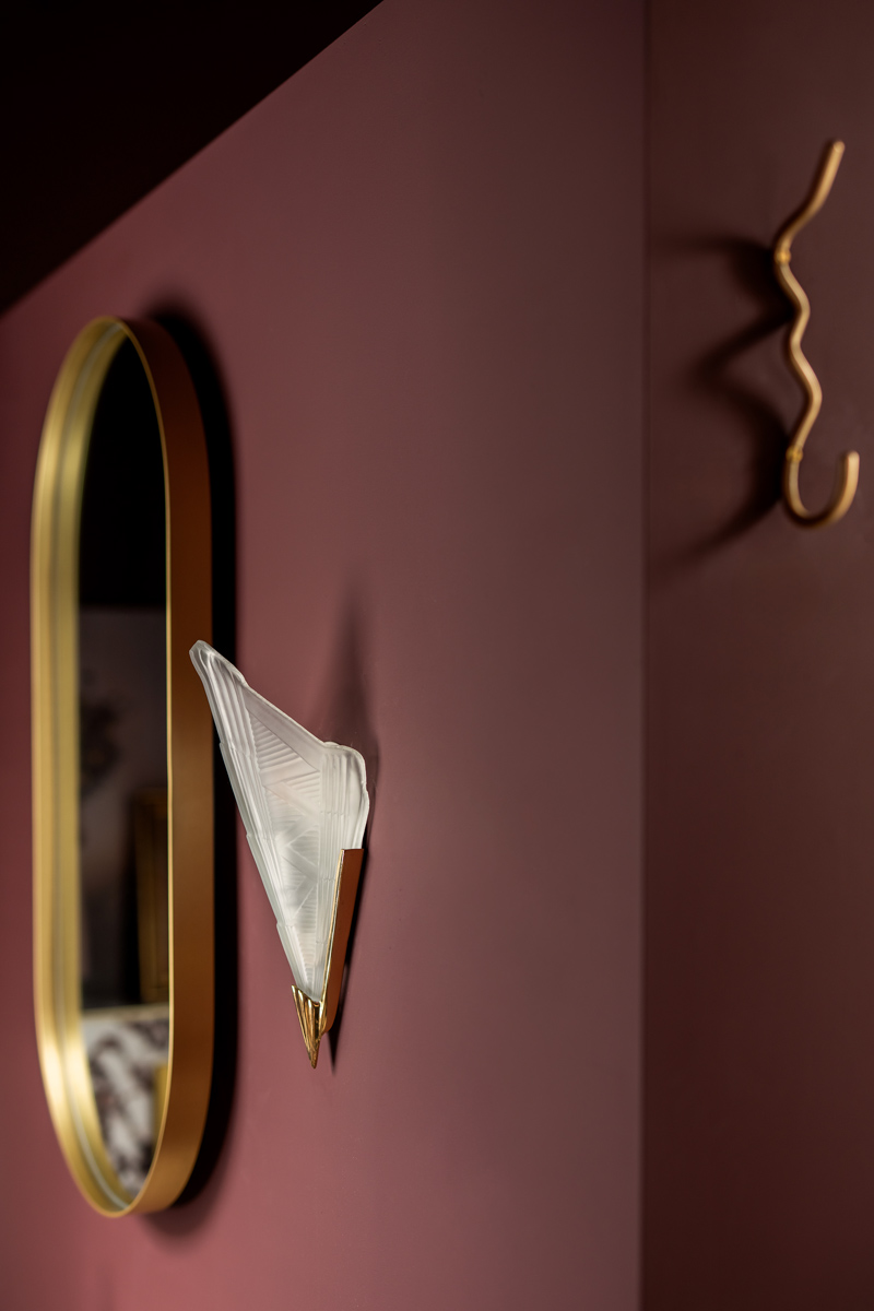 The Home Style Club - Badkamer van Sofie - Merlot Marble badkamercollectie The Home Style Club x Brugman - Badkamer inspiratie met messing en bordeauxrood enchanting eggplant histor