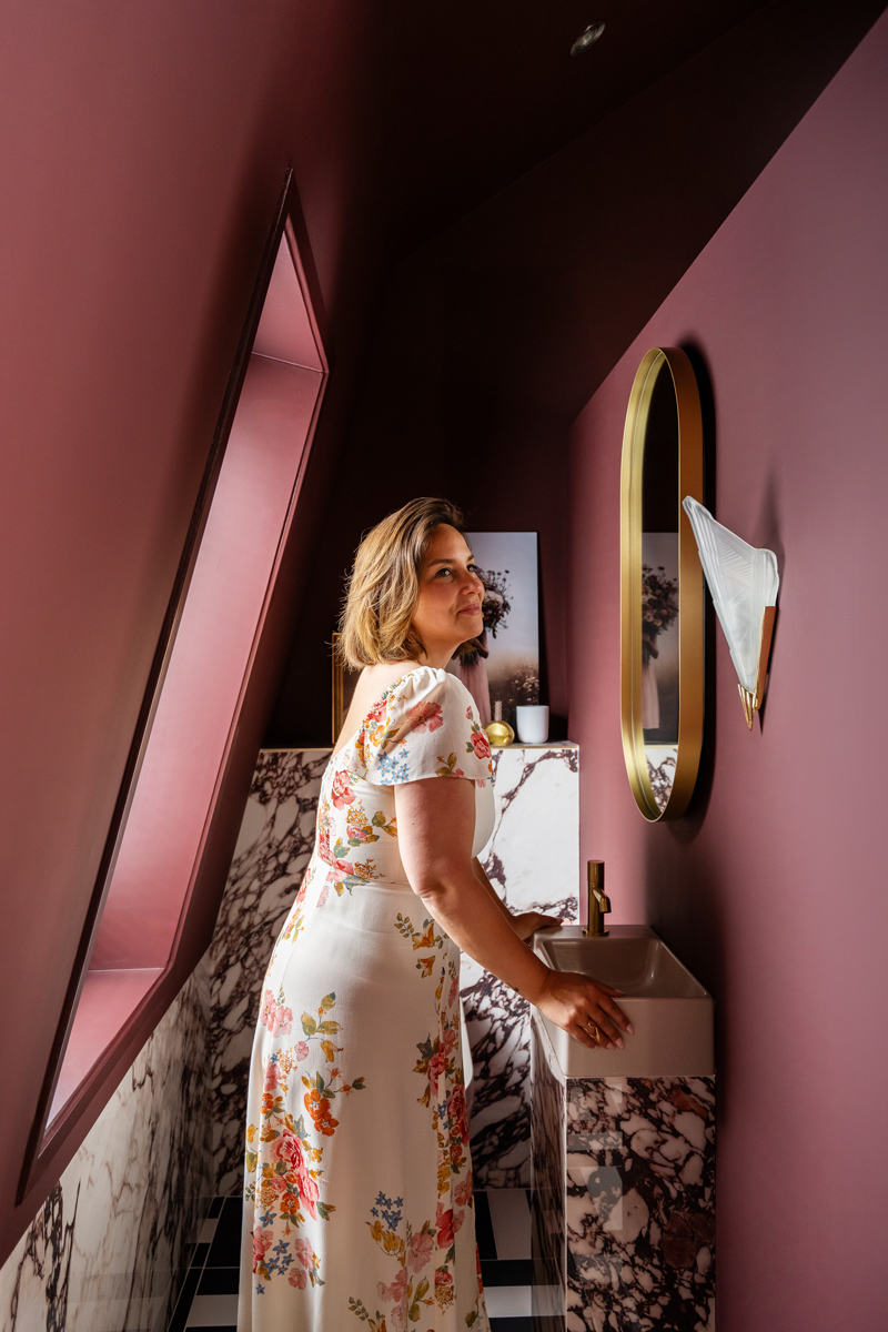 The Home Style Club - Calacatta Viola tegel in de wastafelzuil in de badkamer van Sofie - Merlot Marble badkamercollectie The Home Style Club x Brugman - Badkamer inspiratie met messing en bordeauxrood enchanting eggplant histor