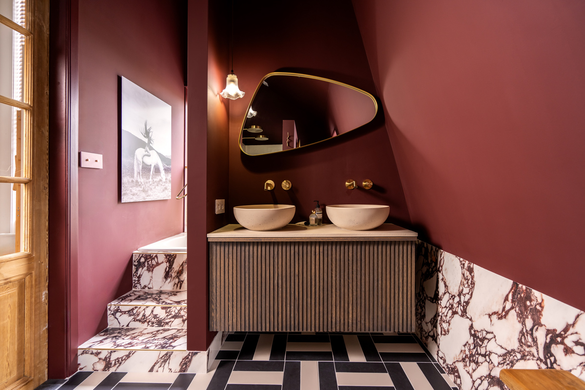 The Home Style Club - Calacatta Viola wand en vloertegel in donkerpaars met bordeauxrode muren in de badkamer van Sofie - Merlot Marble badkamercollectie The Home Style Club x Brugman - Badkamer inspiratie met messing en bordeauxrood enchanting eggplant histor