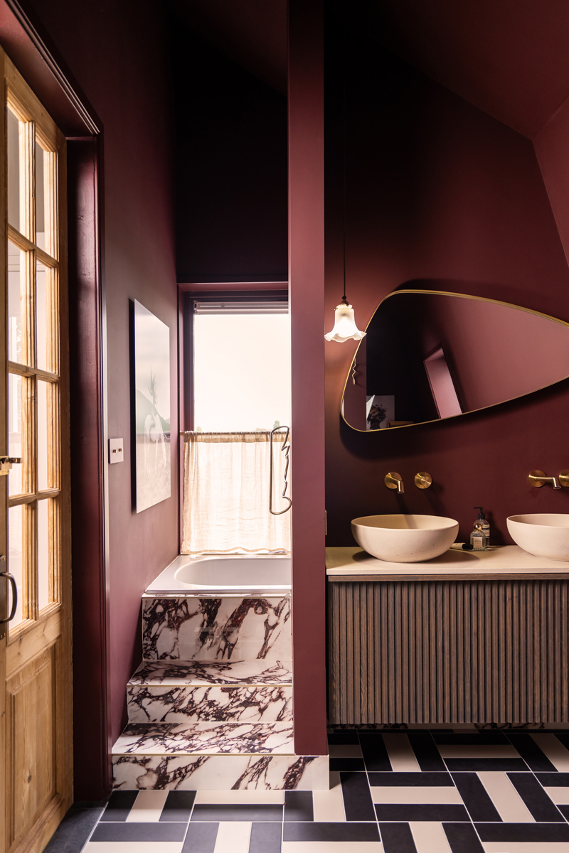 The Home Style Club - Calacatta Viola tegel in het badkamer trapje in de badkamer van Sofie - Merlot Marble badkamercollectie The Home Style Club x Brugman - Badkamer inspiratie met messing en bordeauxrood - Badkamer inspiratie met messing en bordeauxrood enchanting eggplant histor