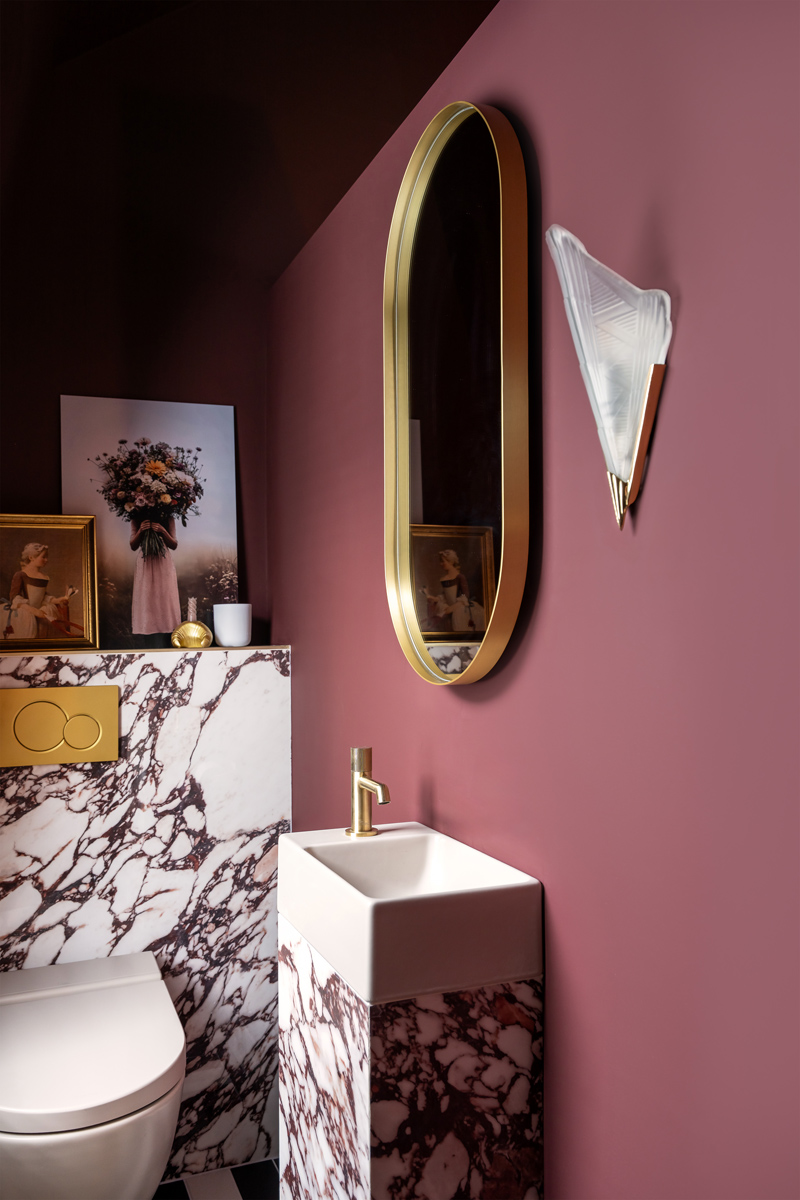 The Home Style Club - Calacatta Viola tegel in de wastafelzuil in de badkamer van Sofie - Merlot Marble badkamercollectie The Home Style Club x Brugman - Badkamer inspiratie met messing en bordeauxrood enchanting eggplant histor