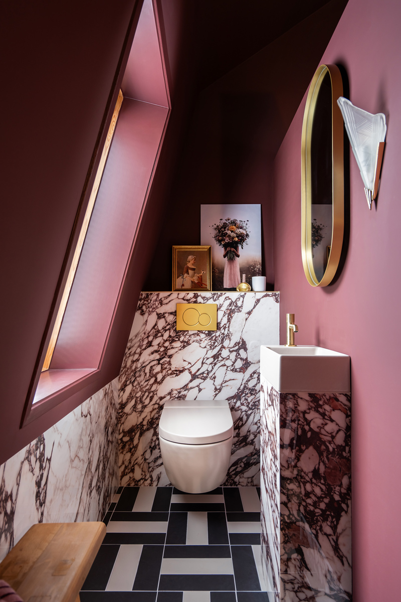 The Home Style Club - Calacatta Viola wandtegel in donkerpaars met bordeauxrode muren in het toilet van Sofie - Merlot Marble badkamercollectie The Home Style Club x Brugman - Badkamer inspiratie met messing en bordeauxrood enchanting eggplant histor