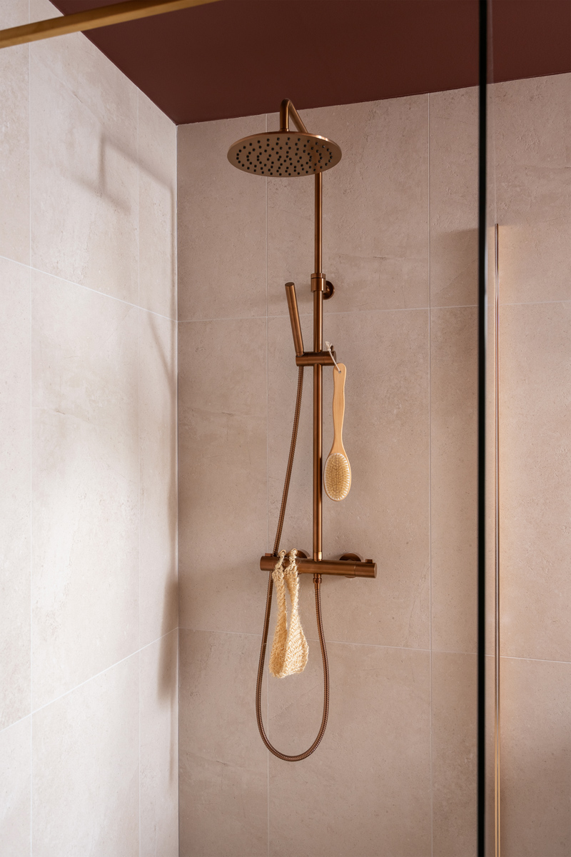 The Home Style Club x Brugman - Merlot Marble - Badkamer Collectie (13) - Koperen douche kraan en glazen douchewand met koper accenten