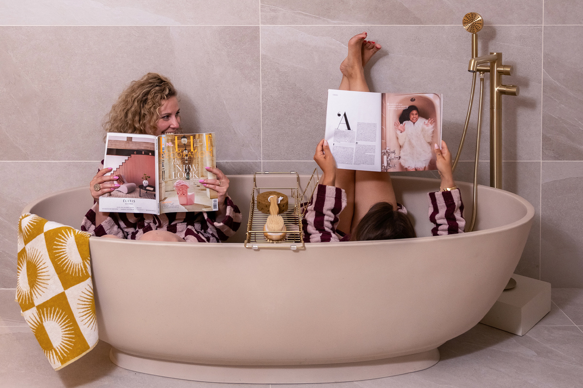 The Home Style Club x Brugman - Merlot Marble - Badkamer Collectie (25) - Tijdschrift lezen in beige bad