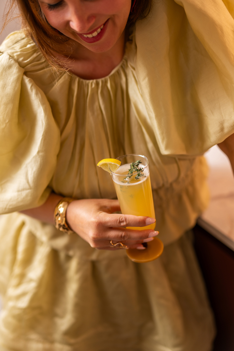 Golden Honey Collins cocktailrecept met citroensap, spa rood en rozemarijn