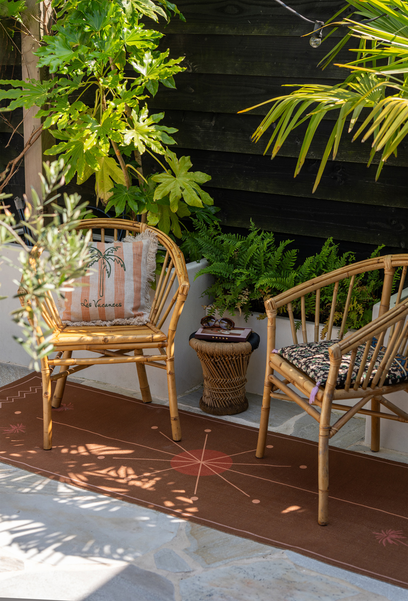 olijfgroen buitenkleed loper met zonnetje en gele accenten: ideaal voor op je balkon als kleed!