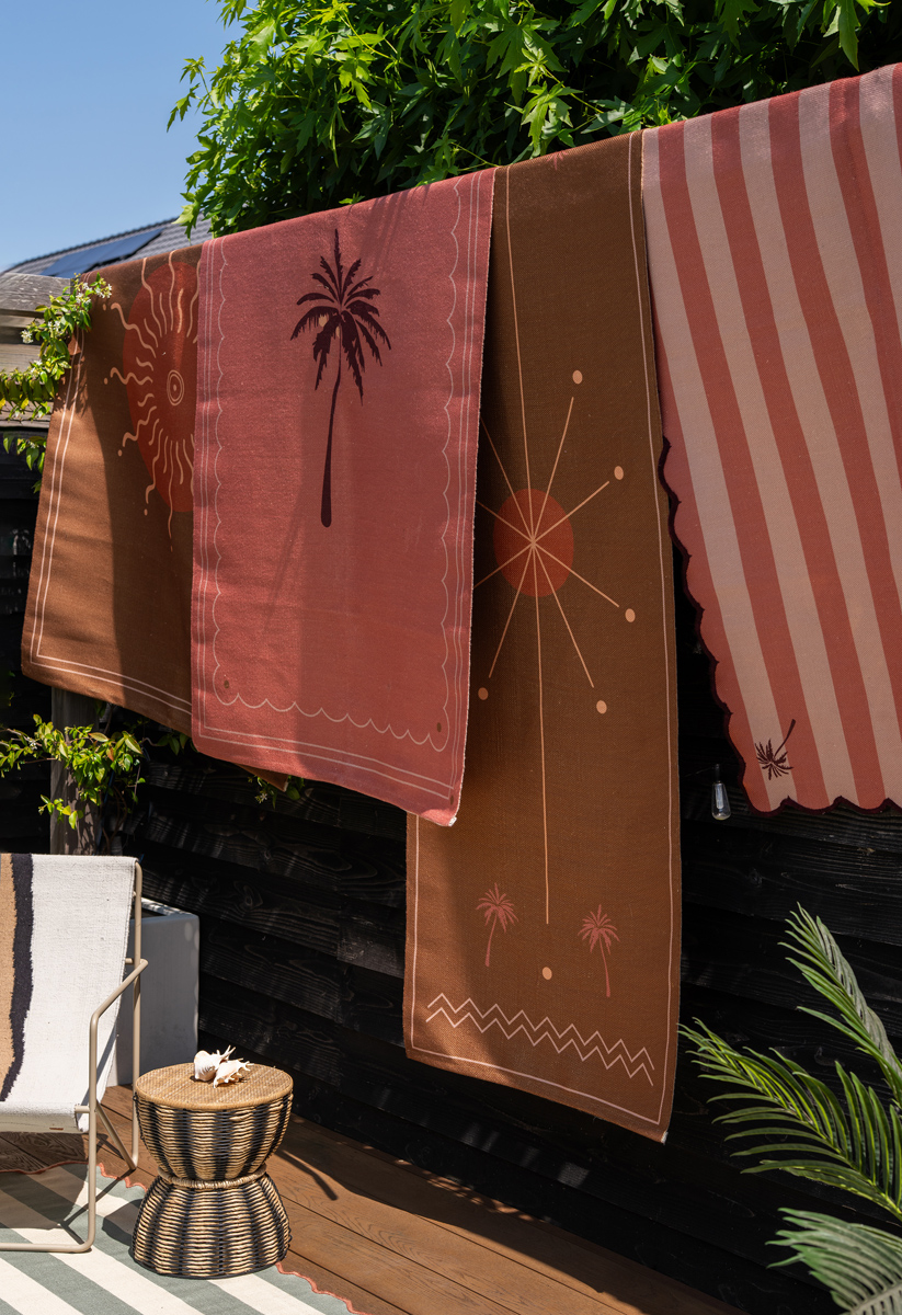 Tuinkleden ibiza voor buiten in roze en groen met palmbomen en een zon en strepen