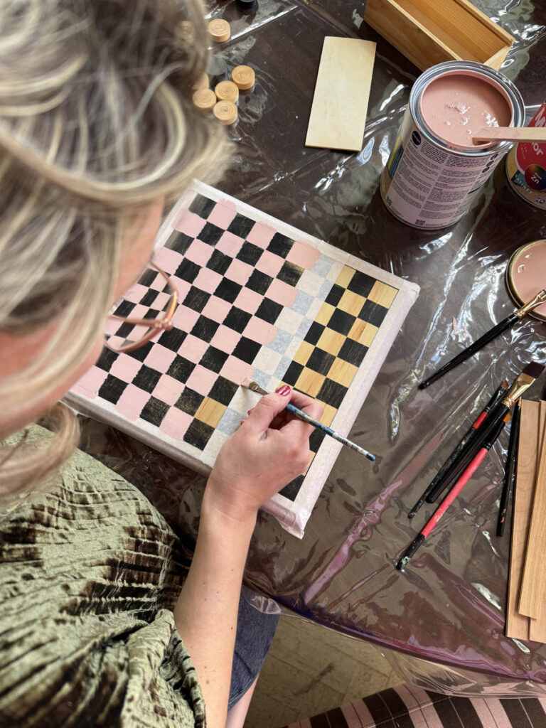 Cindy aan de slag met de kleuren van Histor voor haar houten dambord DIY