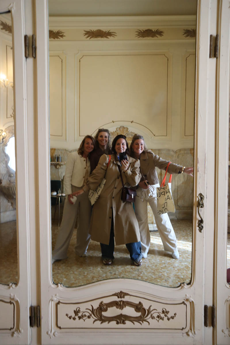 Sofie, Nancy, Amber en Larissa bij Salone del Mobile in Milaan voor de vloeren trends van 2026