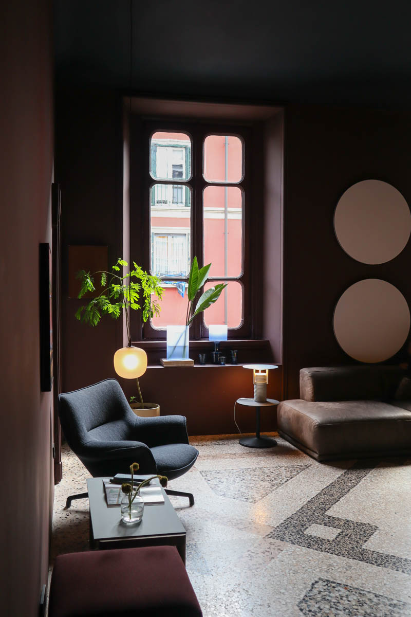 Muuto huis in Milaan, met terrazzo vloer in verschillende kleuren. Een echte vloer trend voor 2026!