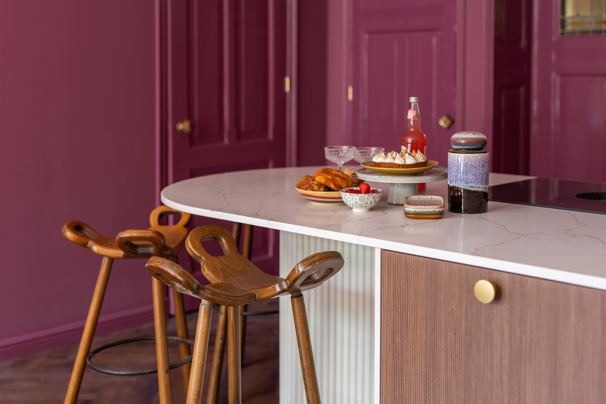 Detail keuken bar met vintage barstoelen en gouden details