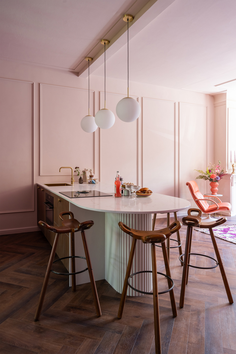 Eerste verdieping met moderne keuken met DIY keuken bar als eettafel in de B&B van Debbie