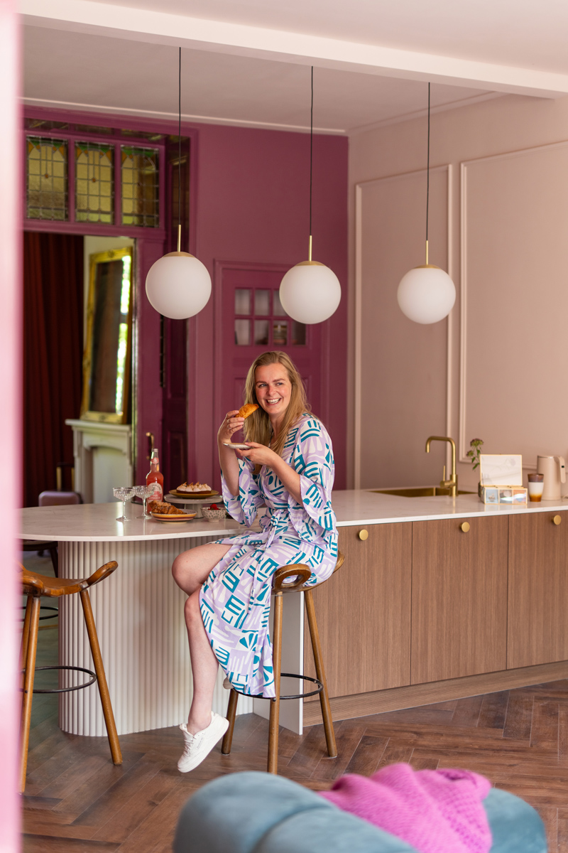 Houten keuken als hart van het appartement met bar van de B&B van Debbie in Groningen