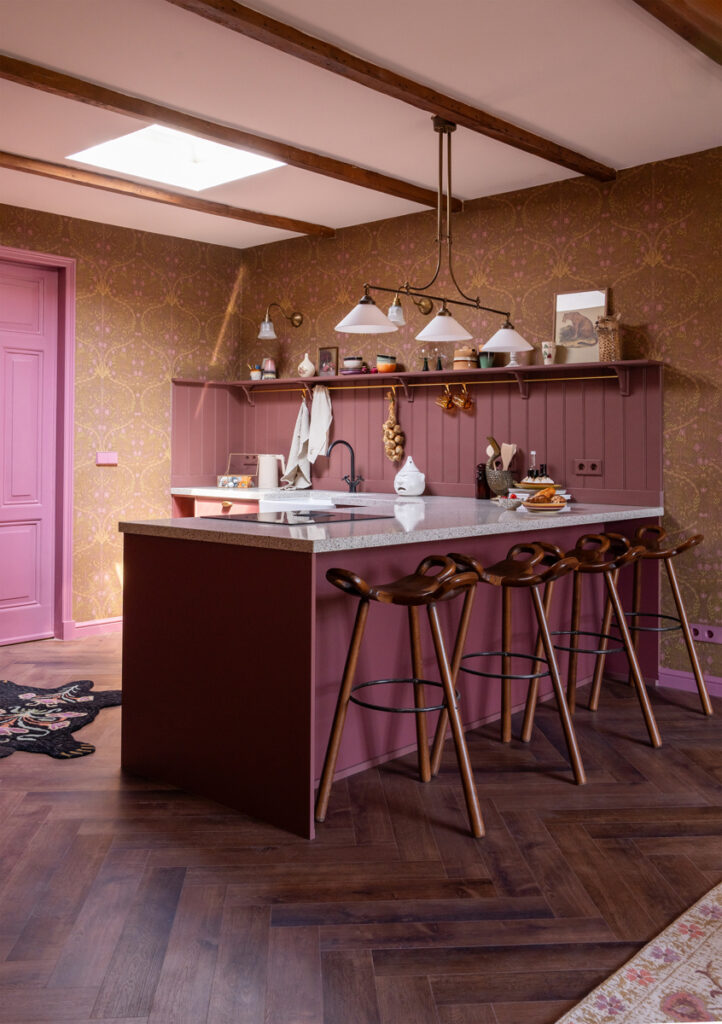 Modern landelijke keuken met vintage verlichting
