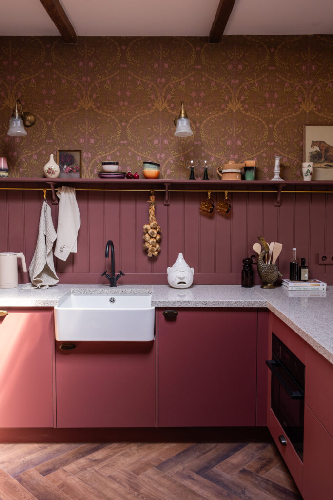 Behang in de modern landelijke keuken van Debbie